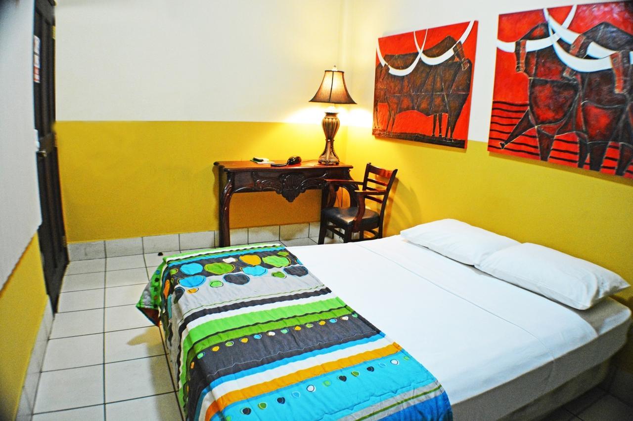 Hotel Los Balcones De Chinandega Zimmer foto